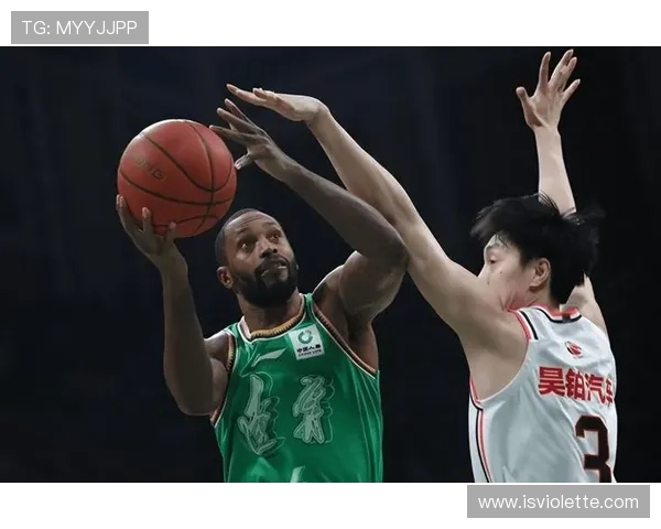 [CBA]弗格侧翼接球 面对防守三分一箭穿心.